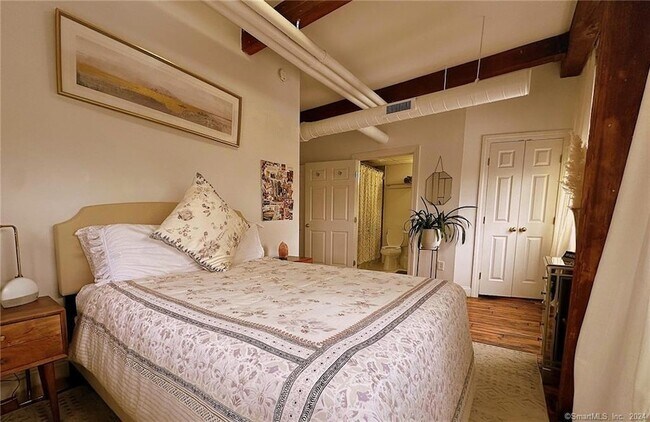 Building Photo - 145 Canal St E