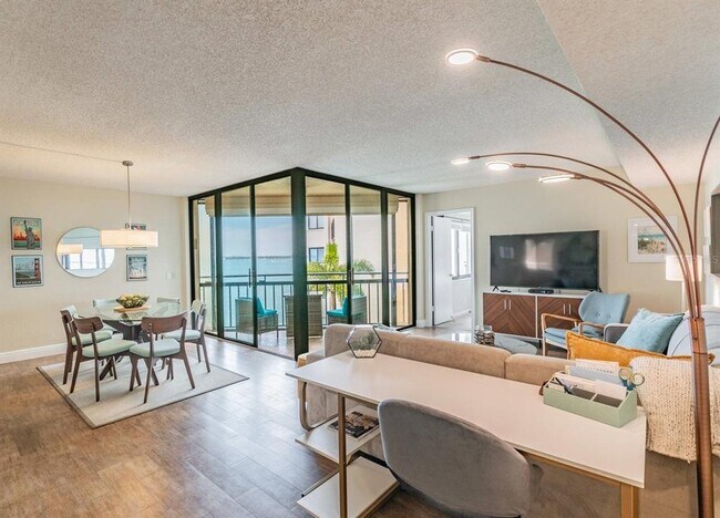 Building Photo - 5541 Del Sol Blvd