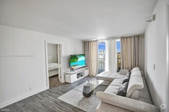 Building Photo - 2 br, 2 bath Condo - 290 174th St Apt 707