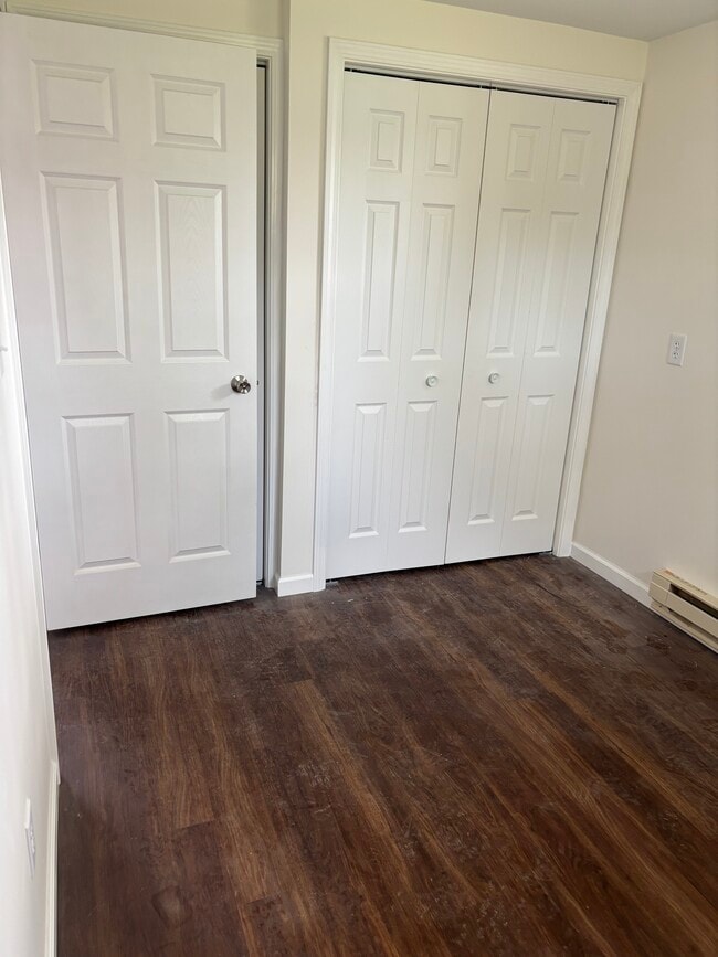 Building Photo - 4253 S Lakeshore Dr