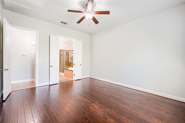 Building Photo - 4006 Gloucester Dr