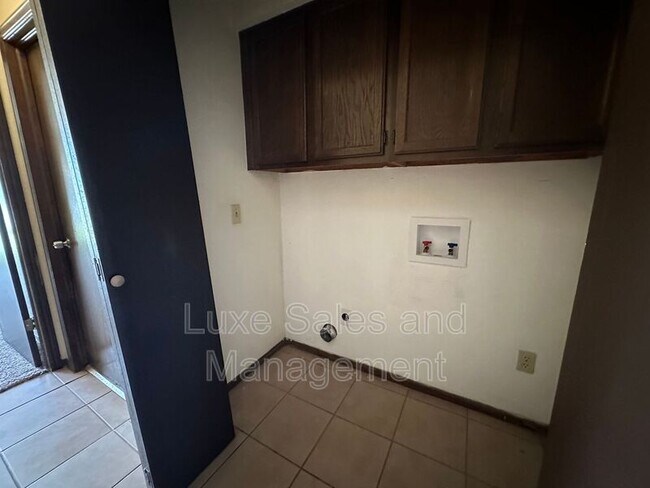 Building Photo - 3718 Southwind Ave