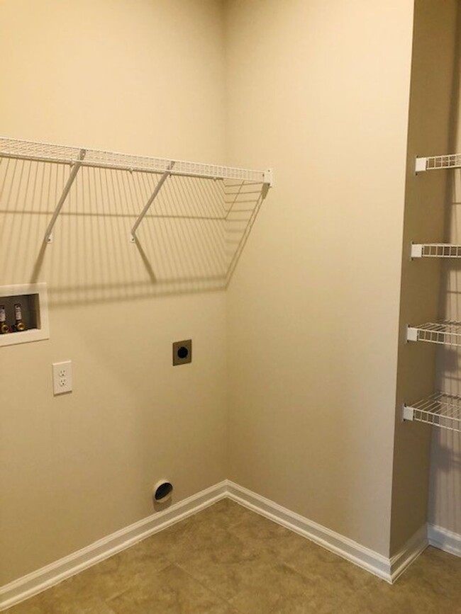 Building Photo - Like New - Single Story Living - 3 Bedroom...
