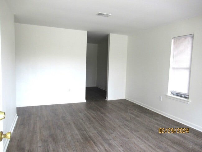 Building Photo - Newly Remodeled-Willow Run Apartment