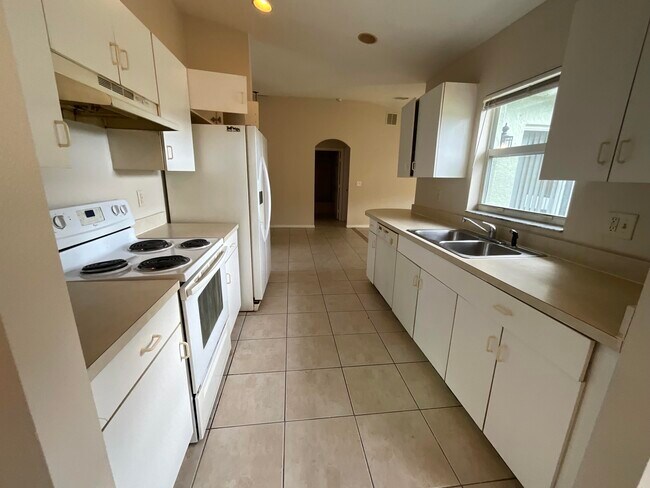 Building Photo - 1002 SW Romaine Ln