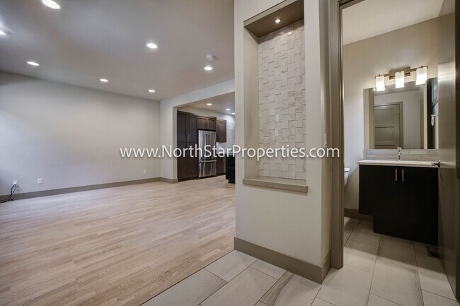 Building Photo - Town home located in west side Bend