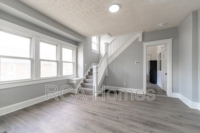 Building Photo - 1035 N Parker Ave