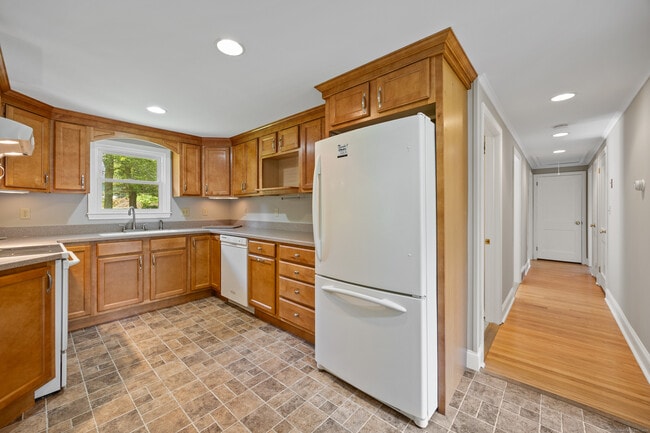 Building Photo - 27 Lathrop Dr