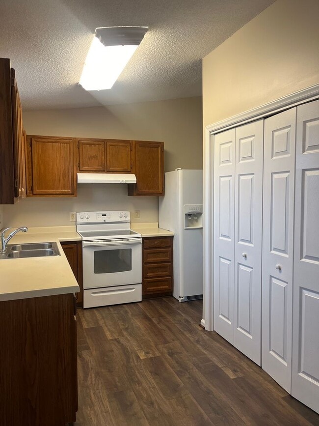 Building Photo - Split foyer 3 bedroom home in quiet area with bonus room, large yard, 2-car garage $2000