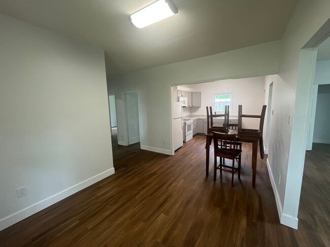 Building Photo - 3 Bedroom, 2 Bath House