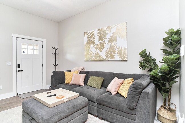 Building Photo - Fully Furnished 2BD Duplex in the Heart of downtown Indy!