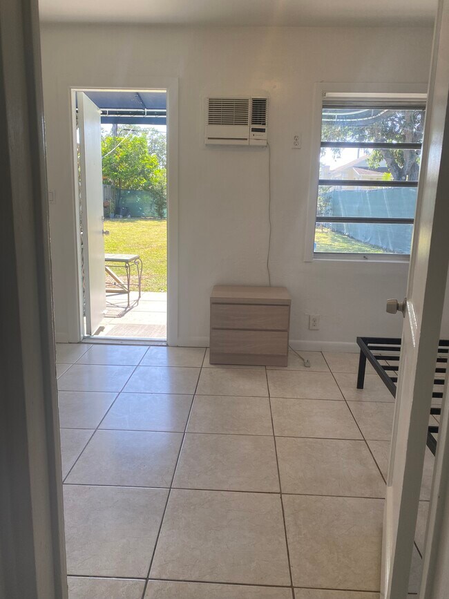 Building Photo - 926 N 16th Ave