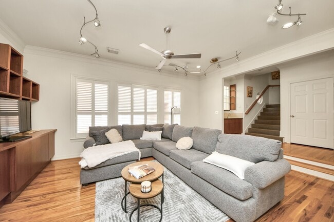 Building Photo - 825 Rosine St