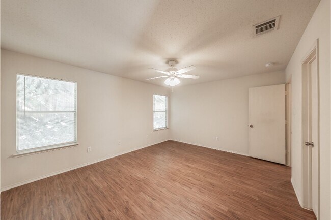 Building Photo - 10325 Bear Hollow Dr