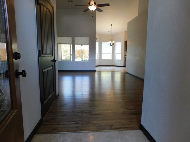 Building Photo - Beautiful Home in Clifton