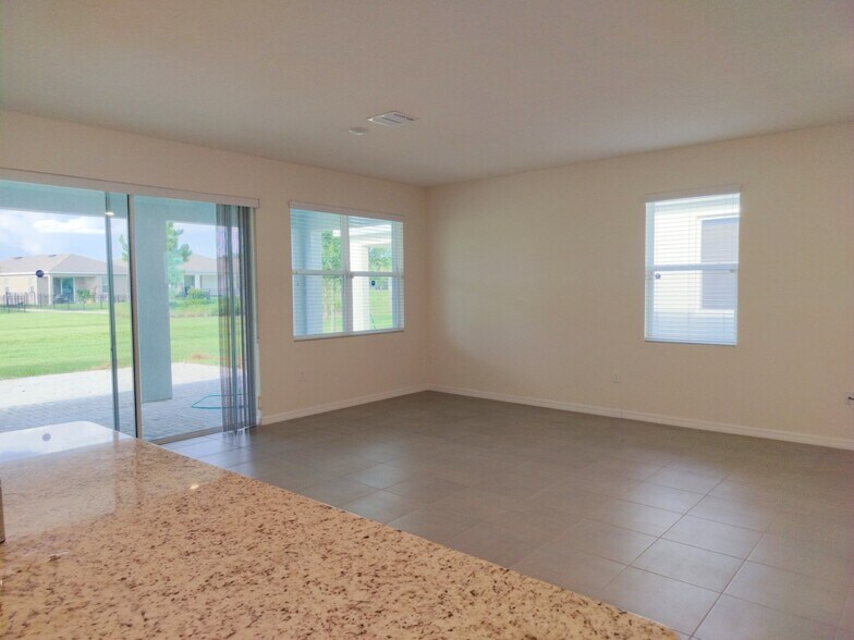 Building Photo - 5240 Sunshine Dr