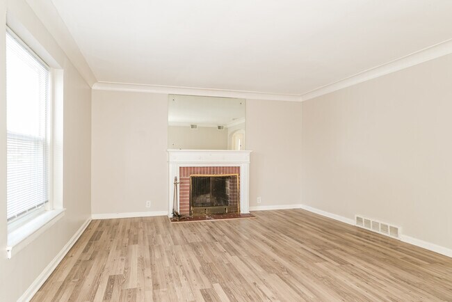 Building Photo - Fantastic 2bd/1ba home! Coming soon!