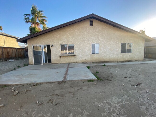 Building Photo - North Redlands Home with NEW Paint & Carpet