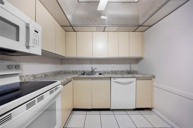 Building Photo - 2500 Parkview Dr