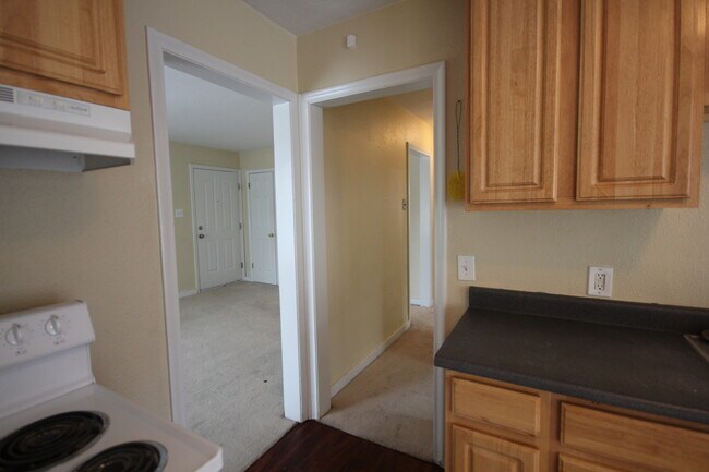 Building Photo - 3 Bedroom Duplex with Lovely Backyard(Upstairs)