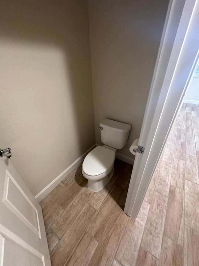 Building Photo - Guard gated Park Ave Condo