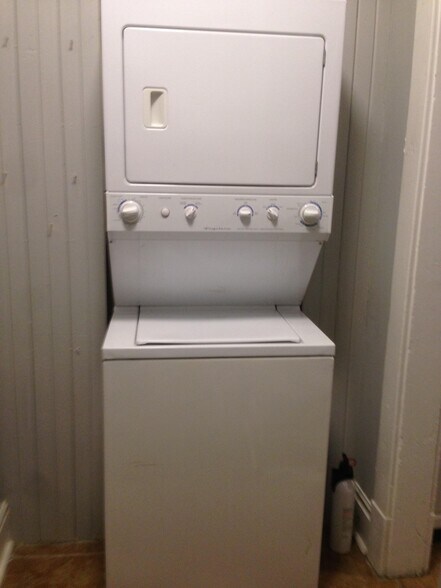 Stacking Washer/Dryer - 17 N Randolph St