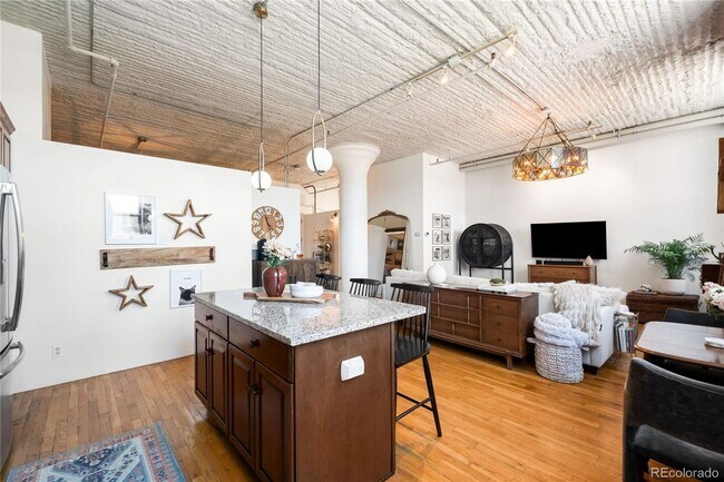 Building Photo - Blake