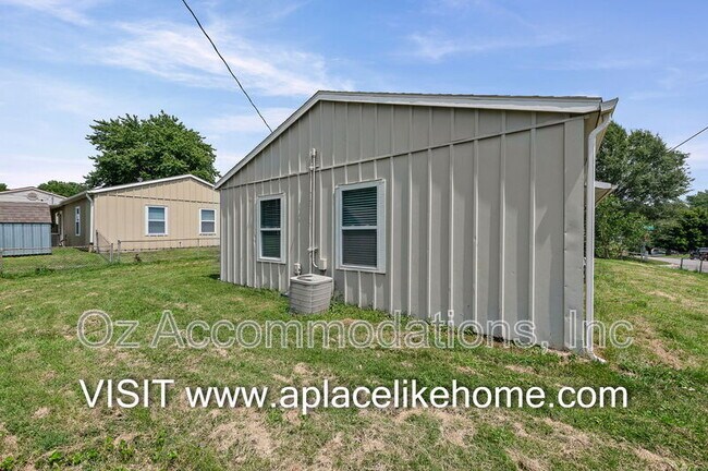 Building Photo - 3310 Iroquois Ln