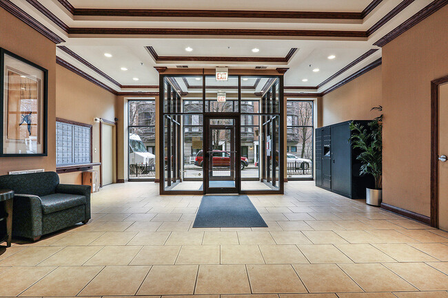 Building Photo - Luxury penthouse 2bd 1bth in Old Town