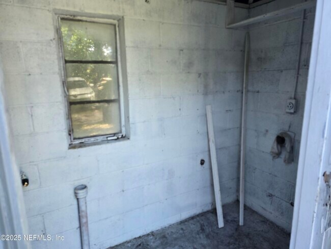Building Photo - 43 W 41st St