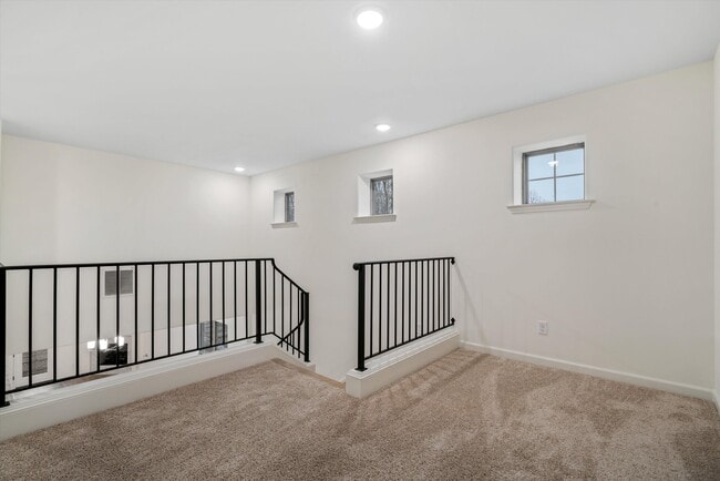 Building Photo - 300 Maple St