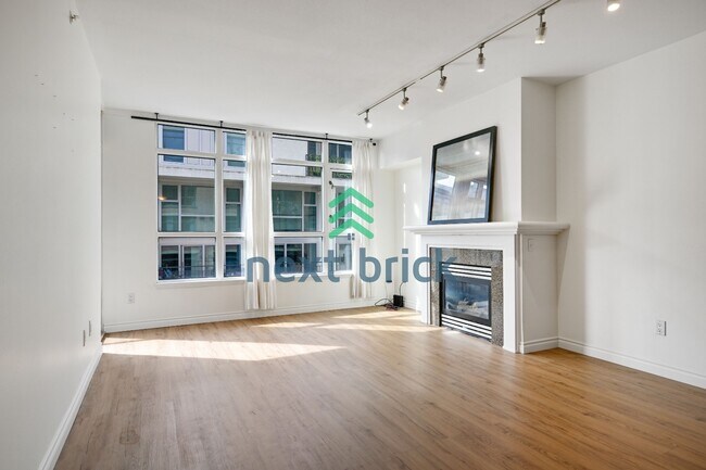 Building Photo - "Chic Urban Retreat: Stylish 1-Bedroom Condo in the Heart of Seattle!"