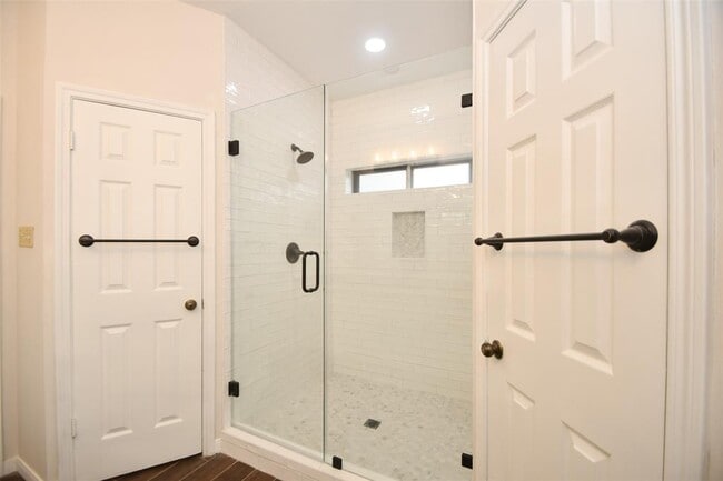 Building Photo - 7614 Club Lake Dr