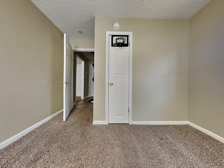 Building Photo - 481 Iota Ave S