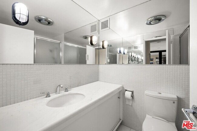 Building Photo - 875 Comstock Ave