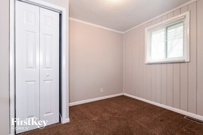 Building Photo - 6616 Oakview Dr N