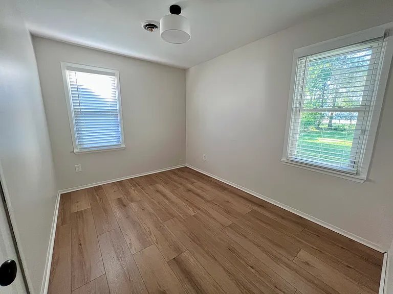 Building Photo - 555 E Mahan Ave