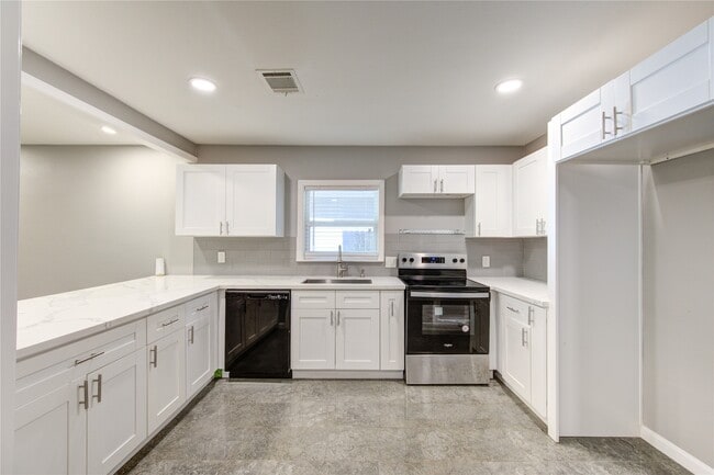 Building Photo - 4545 Bricker St