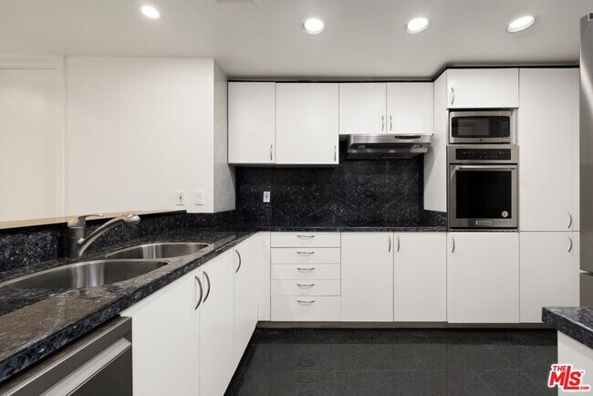 Building Photo - 10520 Wilshire Blvd