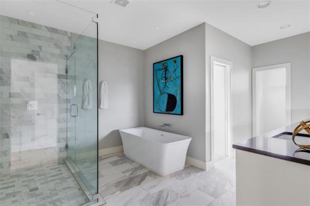 Building Photo - 3706 W Beverly Dr