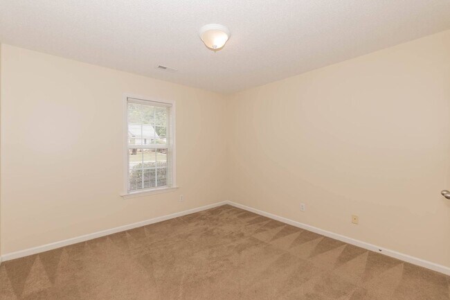 Building Photo - THREE BEDROOM HOME WITH LARGE YARD!