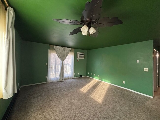 Building Photo - X-LARGE 1 BR/1 BA Condo Available NOW in a...