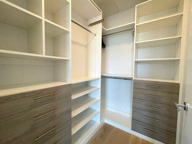 Building Photo - Spacious Vista Pearl Condo with Bonus Den, Stunning Views and Fabulous Amenities