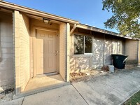 Building Photo - 2208 Silverway Dr