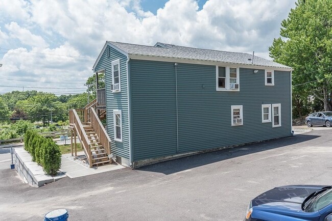 Building Photo - 968 Elm St