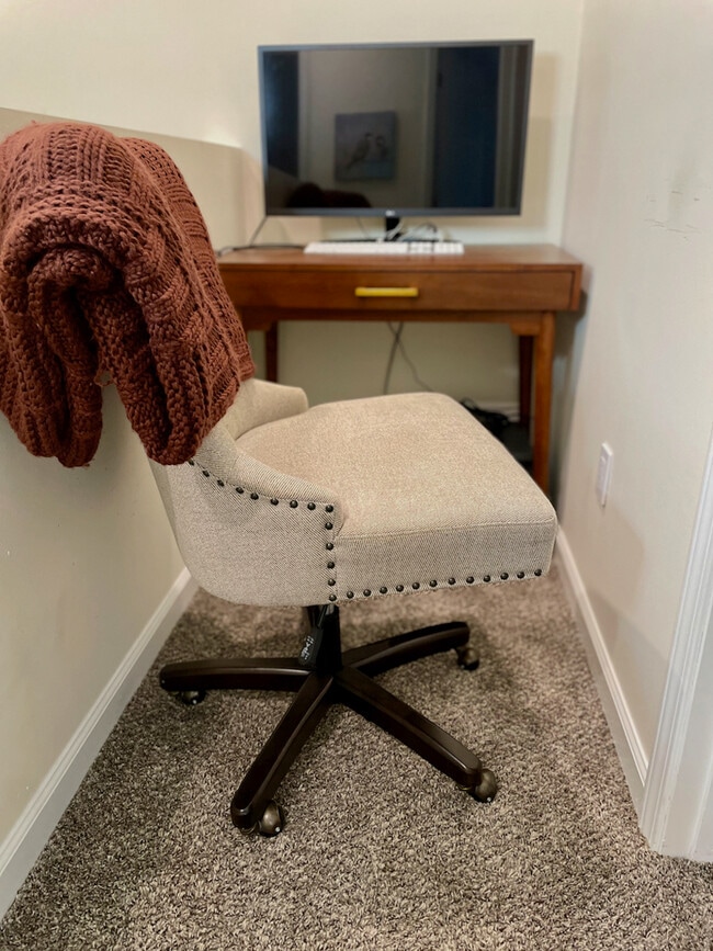 Work station with 32" monitor, keyboard, usb hub, laser printer - 30 True Way Ln