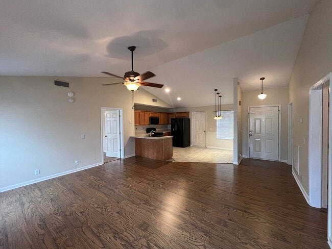 Building Photo - Available Now 3 BR 2 Bath Home in Lavernge with Fenced in Backyard!