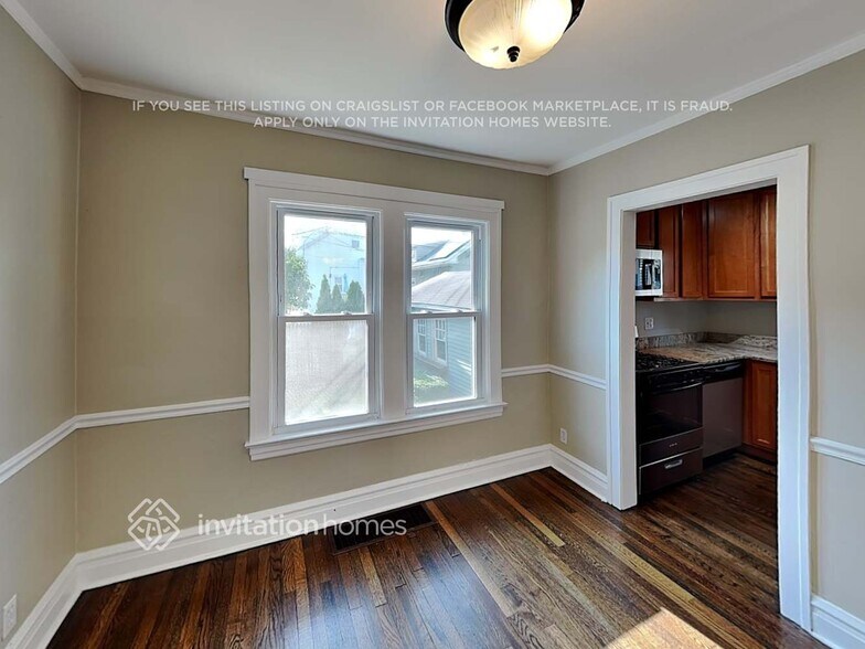 Building Photo - 862 Carpenter Ave