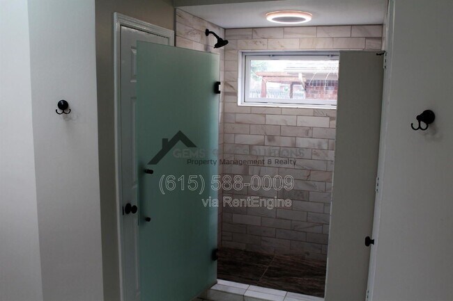 Building Photo - 430 Maplegrove Dr