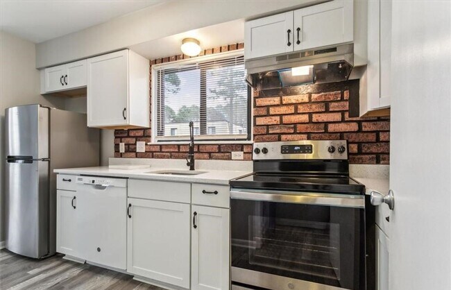 Building Photo - Remodeled Townhouse Ready for A New Tenant